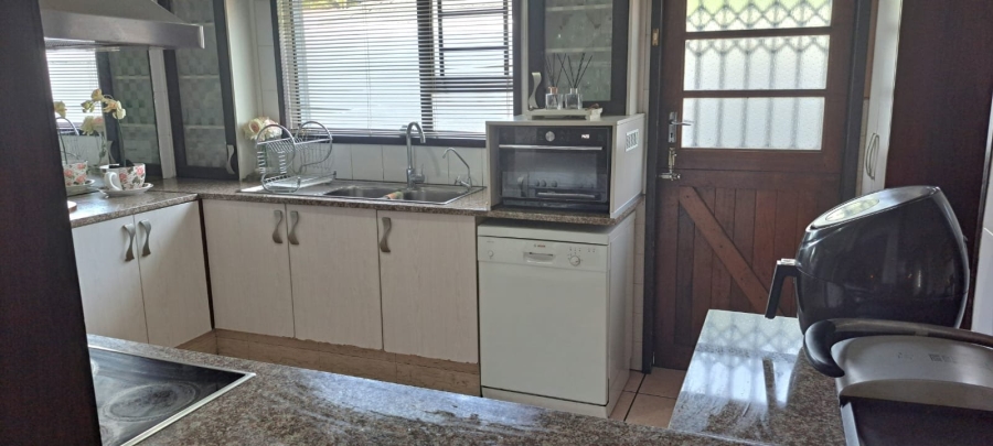 5 Bedroom Property for Sale in Lansdowne Western Cape